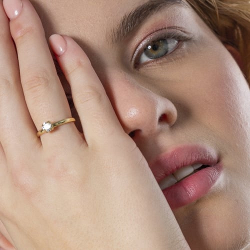 Activo abolir Rubí Victoria Cruz gold-plated adjustable ring with white crystal in circle shape