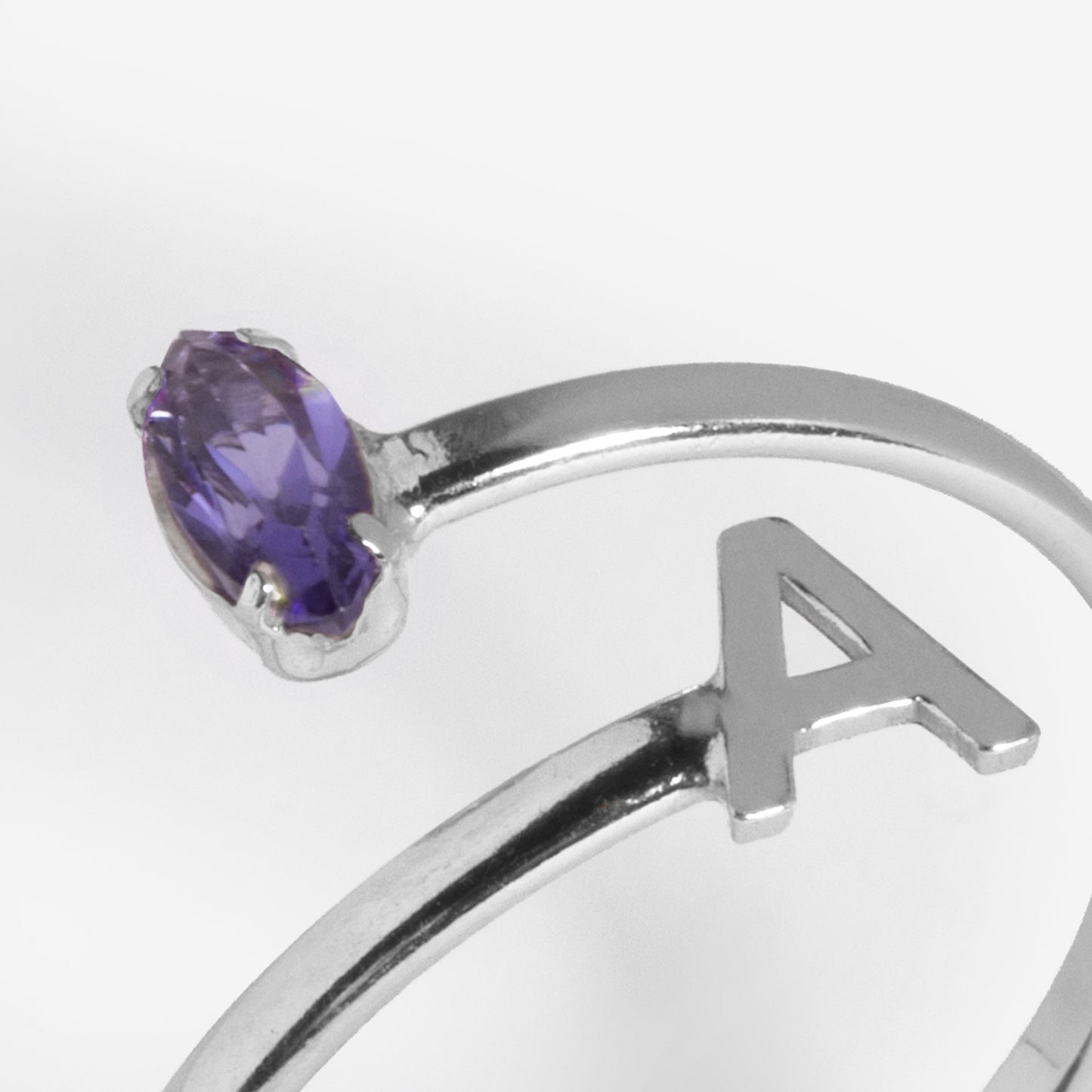 Anillo ajustable personalizado letra morado en Plata baño rodio de Thename