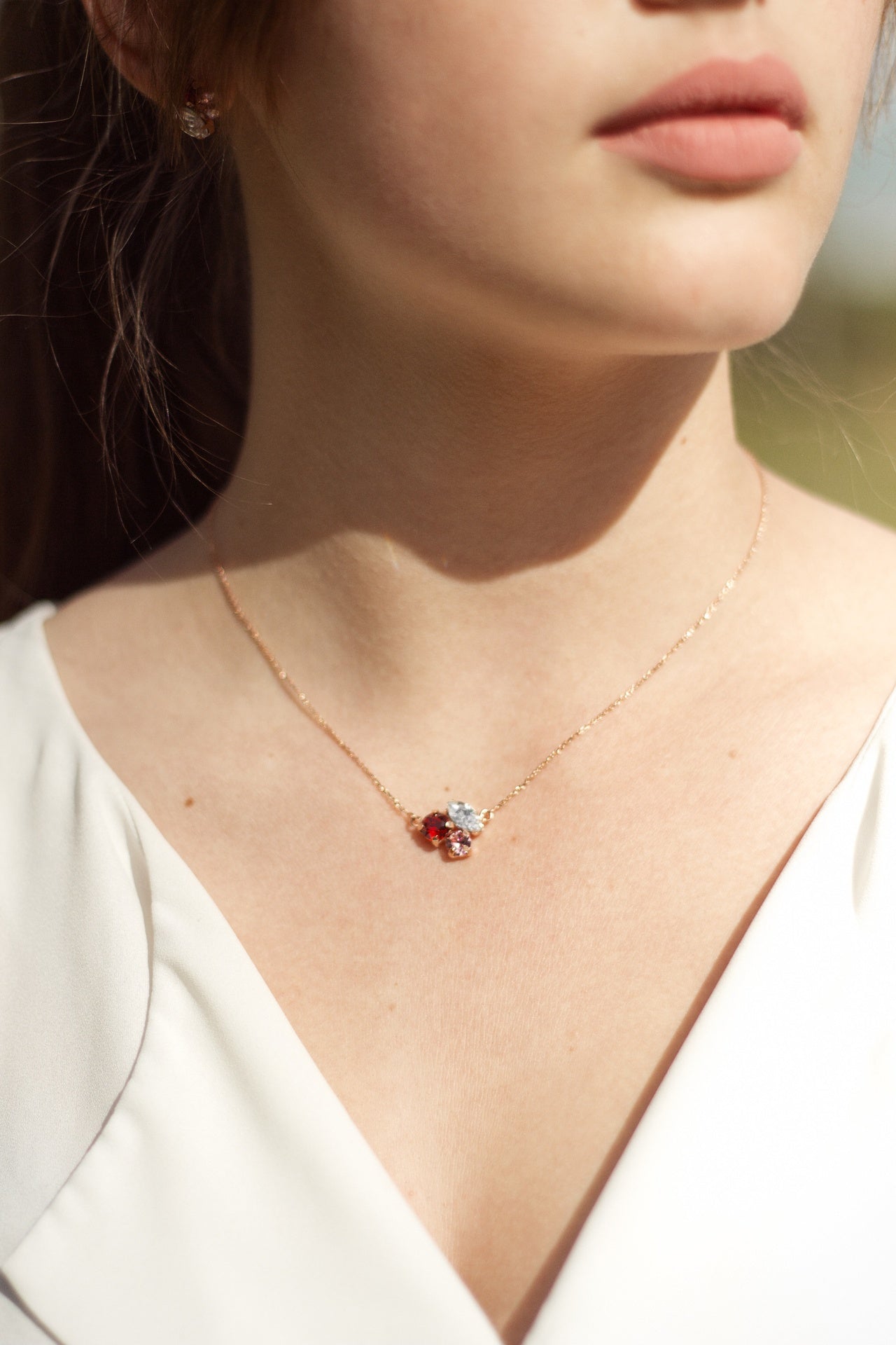 Collar corto cristal rojo en Plata baño Oro Rosa de Aura