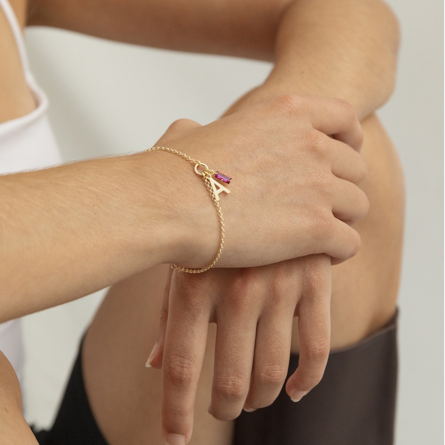 Pulsera personalizada letra rosa en Plata baño Oro de Abecé