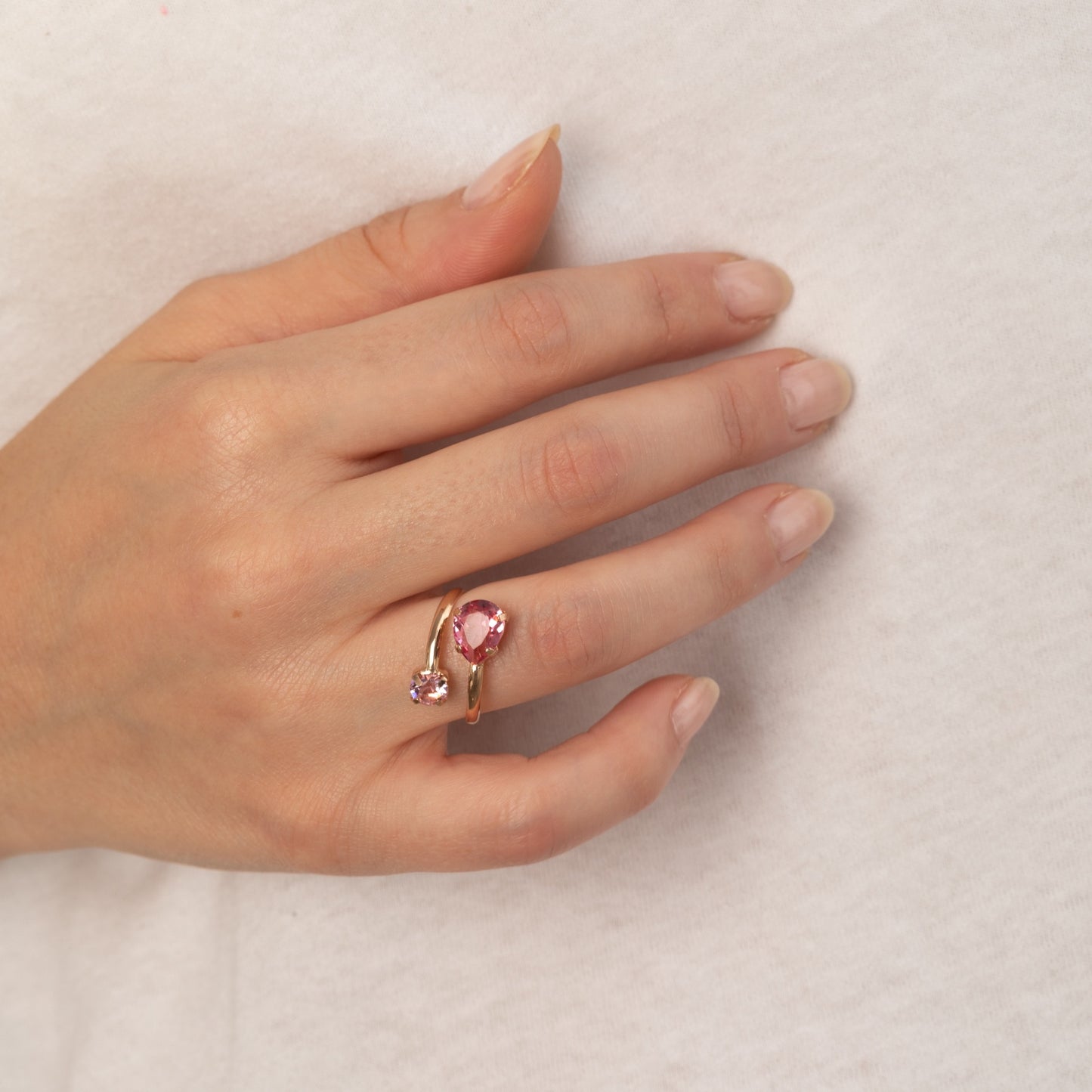 Anillo ajustable lágrima cristal rosa en Plata baño Oro Rosa de Louis