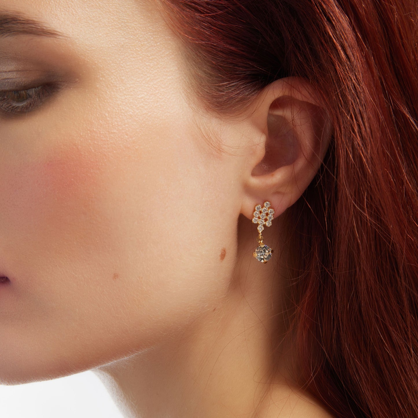 Short cascade earrings with white crystal in silver from Aurore